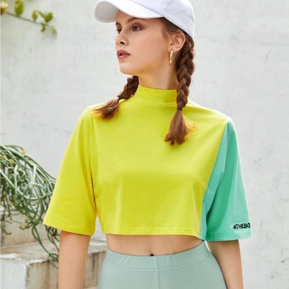 Colors block mock neck crop tee🛍🛍